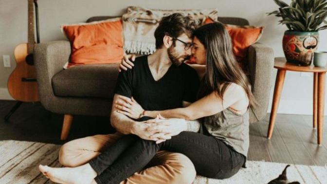 Sevgiliyle ayrı eve çıkmak evliliğe mi atılan ilk adımdır, ayrılığa mı?