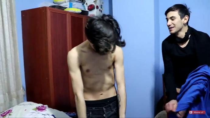 Bu arada resimdeki youtuber 1.75 boyunda 50 kilo