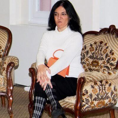 Alt katta ki dul kadın ben üstte oturuyorum diye beni mahkemeye vermiş. Bu adam üstüme çıktı diye ben şimdi ne yapayım?