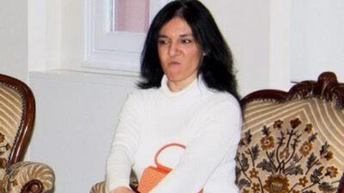 Alt katta ki dul kadın ben üstte oturuyorum diye beni mahkemeye vermiş. Bu adam üstüme çıktı diye ben şimdi ne yapayım?