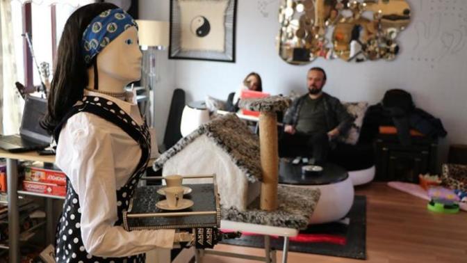 Neden kadınlar "mutfak robotu" gibi gözüküyor?