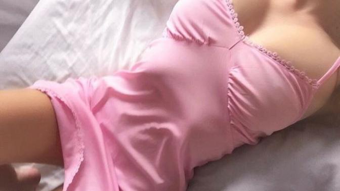 Pijamayla uyuyan kız mi gecelikle uyuyan kız mı daha çekicidir?