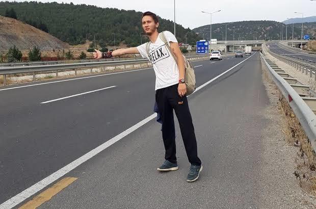 Yaz geliyor artık yollar da otostop yapan çıtır kız görseniz arabanıza alırmısınız?