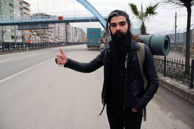 Yaz geliyor artık yollar da otostop yapan çıtır kız görseniz arabanıza alırmısınız?