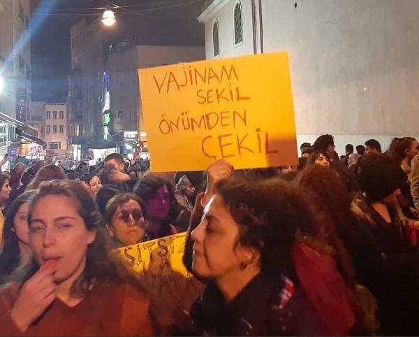 8  Mart  Kadınlar Gününde açılan bu pankart hakkında düşünceniz ne?