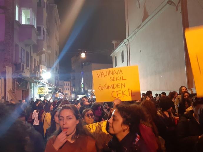Feministler, gerçekten “kadın haklarını” mı savunuyor yoksa kadınları değersizleştirme derdindeler mi?