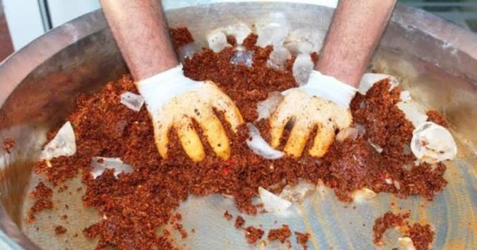 Biskolata erkeği mi yoksa çiğ köfte yoğuran yurdum erkeği mi?