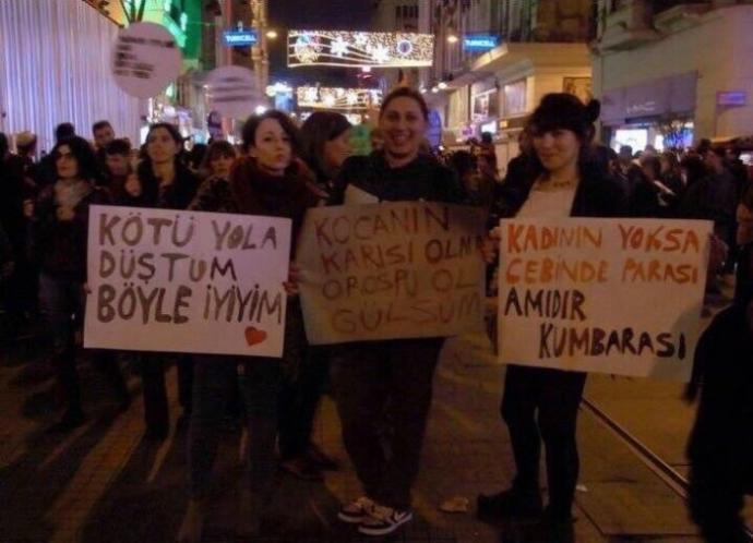 Taksim’de yapılan yürüyüş, açılan pankartlar ve ezan protestosu feminizmi tekrar ülke gündemine oturttu. Feminizm bu mudur?