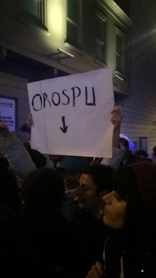 Taksim’de yapılan yürüyüş, açılan pankartlar ve ezan protestosu feminizmi tekrar ülke gündemine oturttu. Feminizm bu mudur?