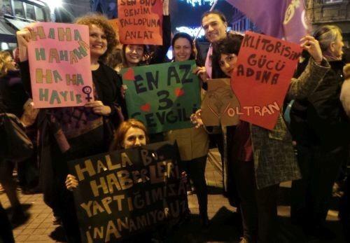 Taksim’de yapılan yürüyüş, açılan pankartlar ve ezan protestosu feminizmi tekrar ülke gündemine oturttu. Feminizm bu mudur?