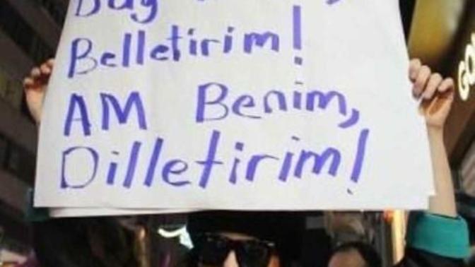 Kadınlar günü yürüyüşünde ezanın ıslıklaması ve kadınların açtığı pankartlar için ne düşünüyorsunuz?