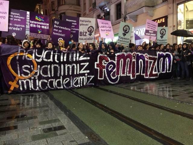 Kadınlara pozitif ayrımcılığı, feminizmi aşılayan haber ve reklamları nasıl buluyorsunuz?