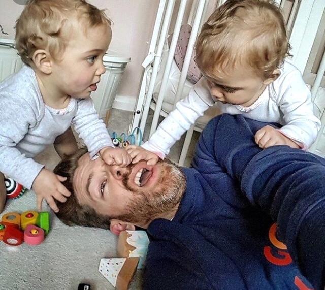 Kaslı erkek mi daha çekidir, çocuk bakan erkek mi?