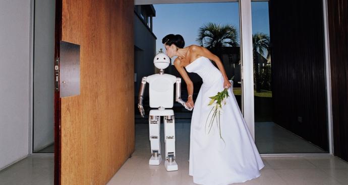 Yapay zekaya sahip bir robot ile evlenir misiniz?