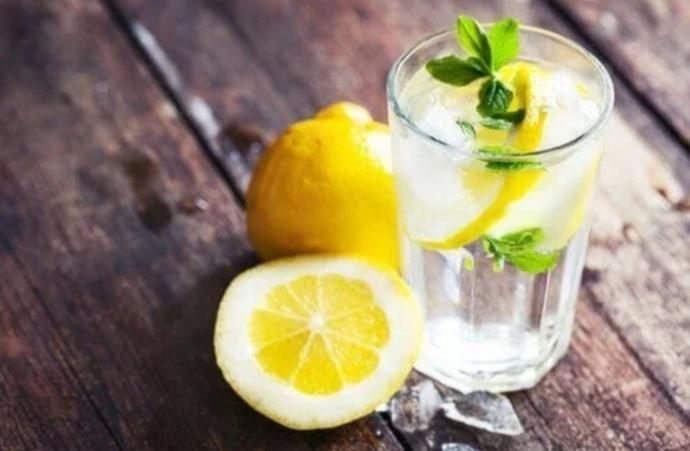 Limonlu su ile zayıflayan var mı? Böyle bir şey doğru mu?