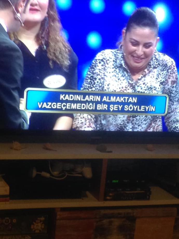 Kadınların almaktan vazgeçemediği bir şey söyleyin?