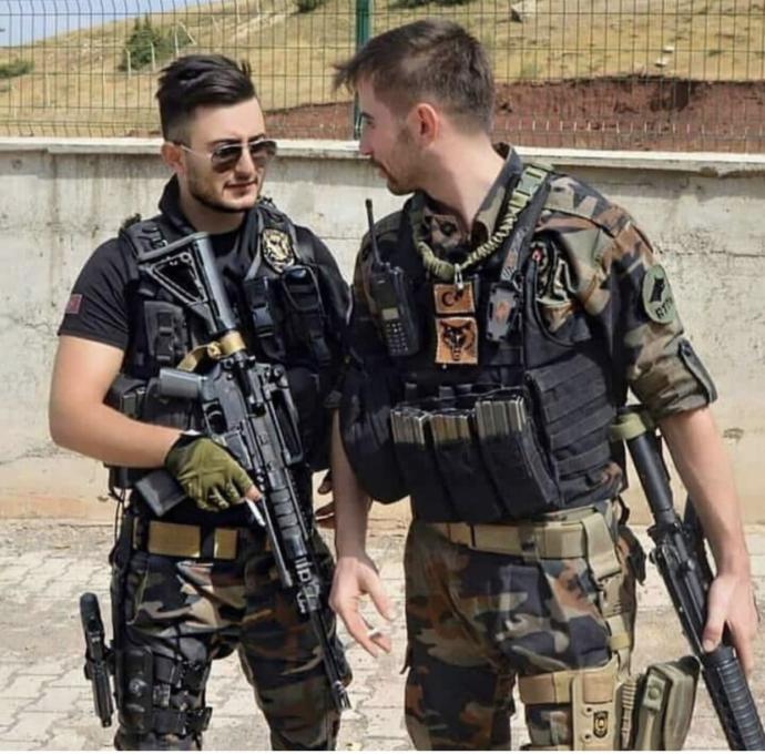 Üniformalı erkekler neden bu kadar karizmatik geliyor?