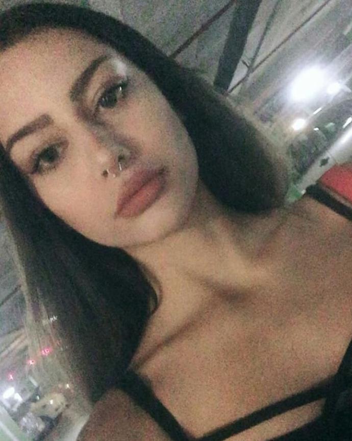 Bu kızın kafası biraz büyük ve alnı geniş mi?