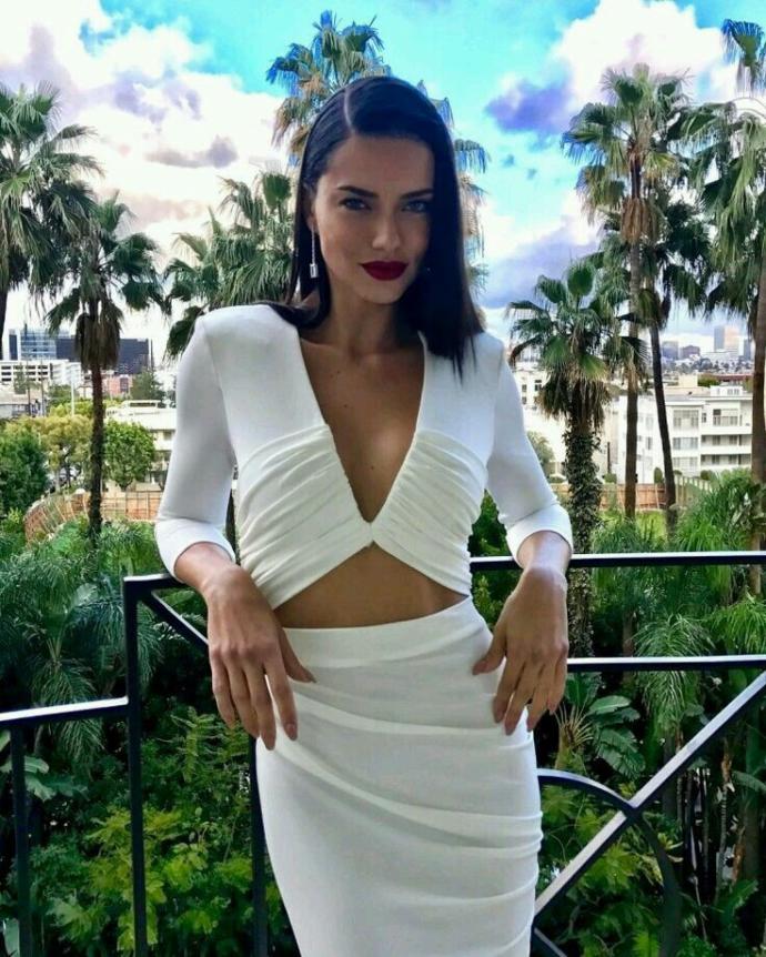 Adriana Lima yılın moda ikonu seçildi! Kendisinin tarzını beğeniyor musunuz?