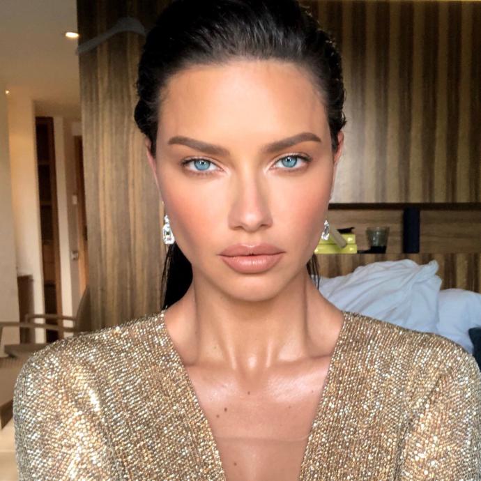 Adriana Lima yılın moda ikonu seçildi! Kendisinin tarzını beğeniyor musunuz?