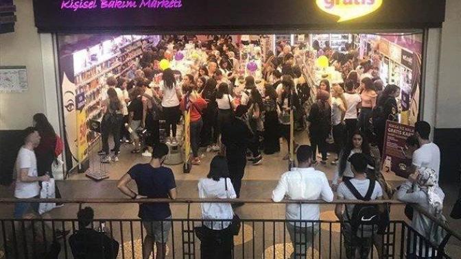 Sevgilisi Gratiste alışveriş yaparken onu saatlerce dışarıda bekleyen erkek evlenilecek adam mıdır?