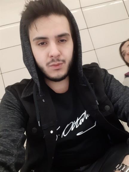 Kızlar bu çocuğun sevgilisi olur musunuz?
