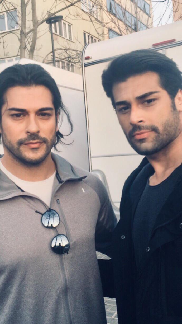 Burak Özçivit mi daha yakışıklı yoksa dublörü Burak Khan mı?