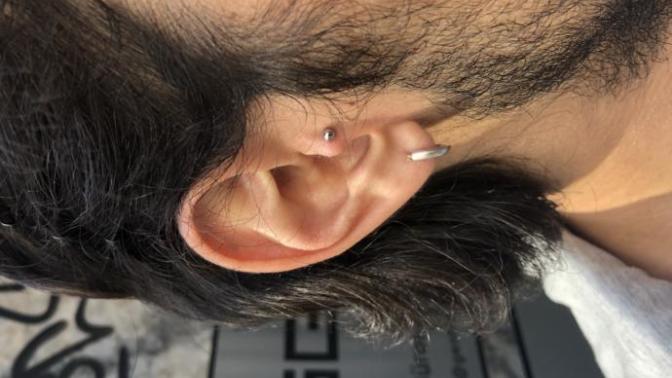 Erkeklerde tragus piercing nasıl duruyor?