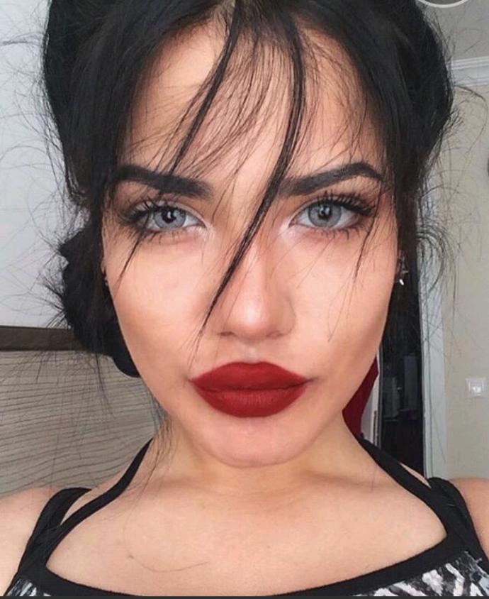 Aşırı makyaj yapan bir de üstüne aşırı shop yapan , gözleri bile lens olan bir kadının kendini güzel bulması komik değil mi?
