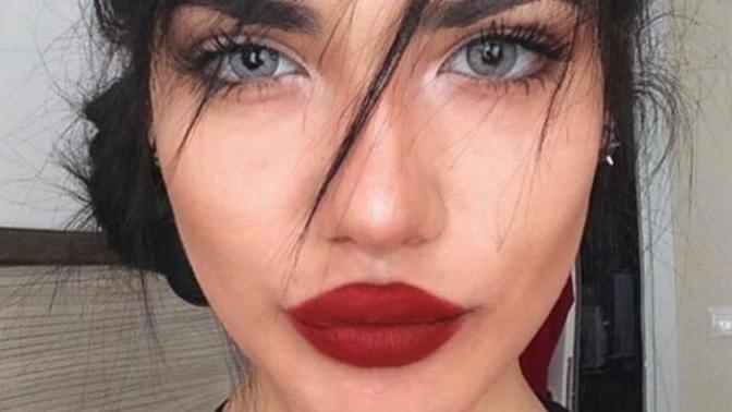 Aşırı makyaj yapan bir de üstüne aşırı shop yapan , gözleri bile lens olan bir kadının kendini güzel bulması komik değil mi?