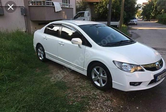 24 yasinda  bir  bayanim hangisini tavsiye edersiniz? hundai civic (spor arabami ) mi yoksa ford taunus (klasik) arabami?