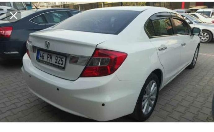 24 yasinda  bir  bayanim hangisini tavsiye edersiniz? hundai civic (spor arabami ) mi yoksa ford taunus (klasik) arabami?