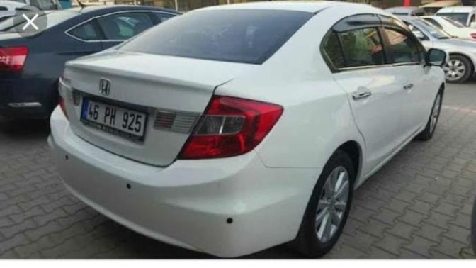 24 yasinda  bir  bayanim hangisini tavsiye edersiniz? hundai civic (spor arabami ) mi yoksa ford taunus (klasik) arabami?