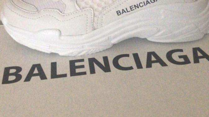 Balenciaga’nın pahalı bir marka olduğunu biliyorum ama görseldeki ayakkabının tahmini fiyatı nedir acaba?