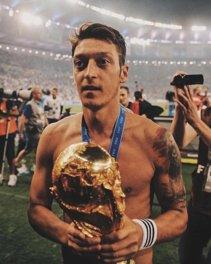 Sizce dünyadaki en yakışıklı futbolcu kim?