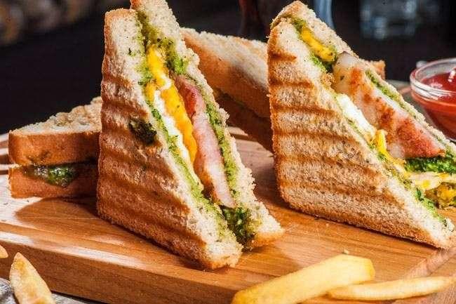 İçinde: Avokado, cheddar peyniri ve füme et var