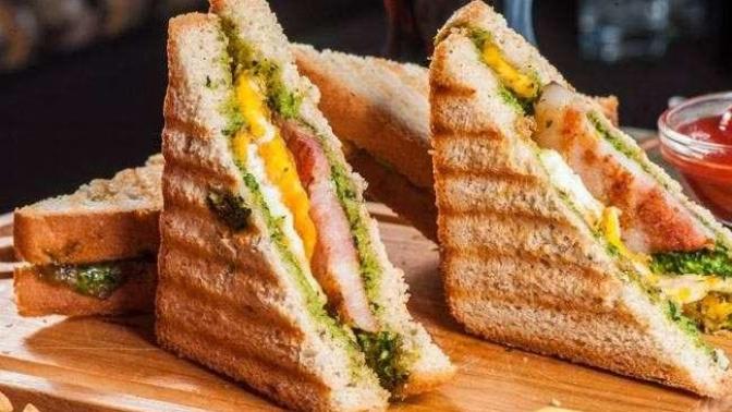 Avokadolu sosyete tostu mu, karışık tost mu? Seç tarafını?