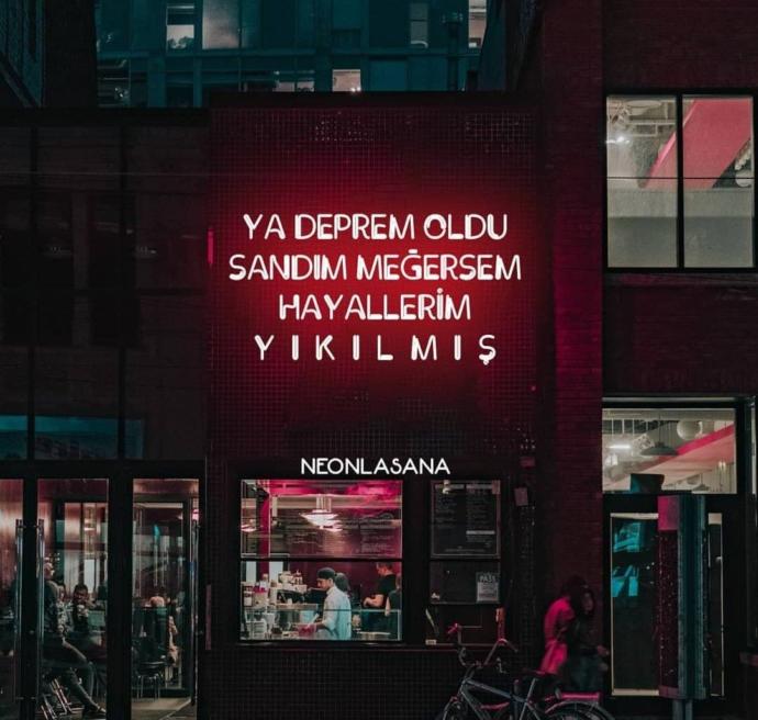 KScanlar en sevdiği neon yazıları paylaşabilir mi?