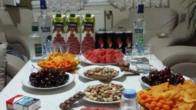 Alkolik babanın kızını içki içmeyen erkek istediğinde kızını vermiyormuş damadı çilingir soframa arkadaş olmaz diye bu doğrumu🙄?