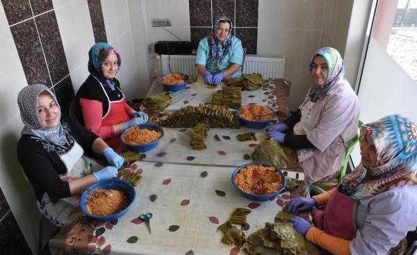 Yumurta kırmayı bilmeyen kızlar için, sarma dolma yapan kızları üzdük mü beyler?