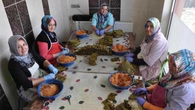 Yumurta kırmayı bilmeyen kızlar için, sarma dolma yapan kızları üzdük mü beyler?