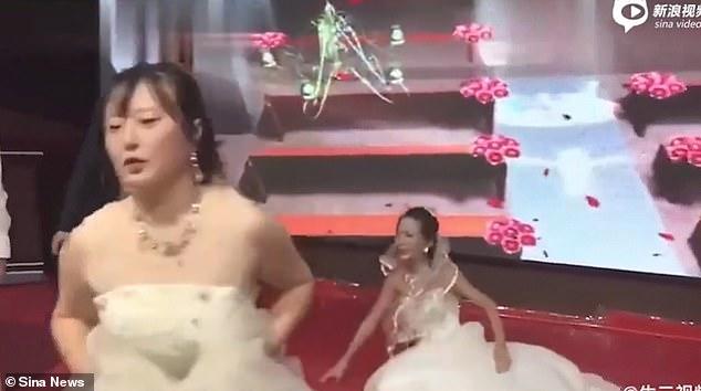Eski sevgilisinin düğününü gelinlikle basarak “Geri dön” diye yalvaran Çinli kadın. Sence bu hikayede en çok üzülen kim?