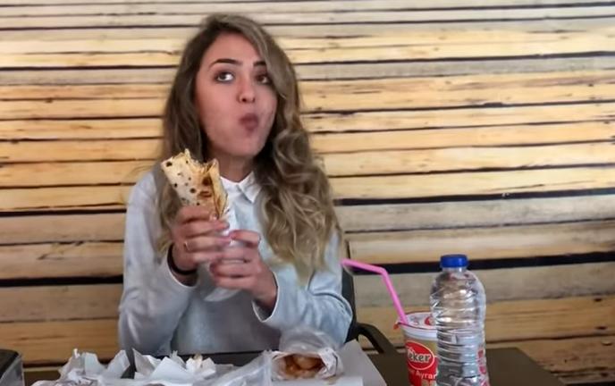 Youtube'da Ceren Yılmaz diye bir kız var. Sizce bu kız nasıl böyle zayıf kalabiliyor?