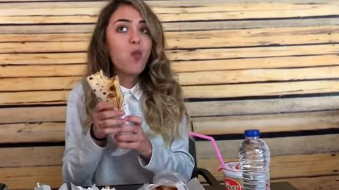 Youtube'da Ceren Yılmaz diye bir kız var. Sizce bu kız nasıl böyle zayıf kalabiliyor?