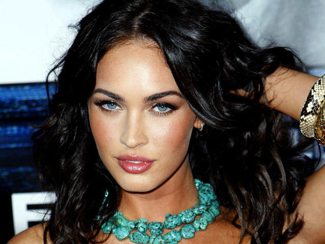 Sizce megan fox 'mu? scarlett johansson 'mu megan fox/scarlett johansson?