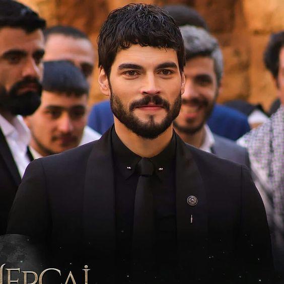 Bu ünlü erkeklerden hangisi yakışıklılığıyla “Yavrum baban nereli” dedirtiyor?