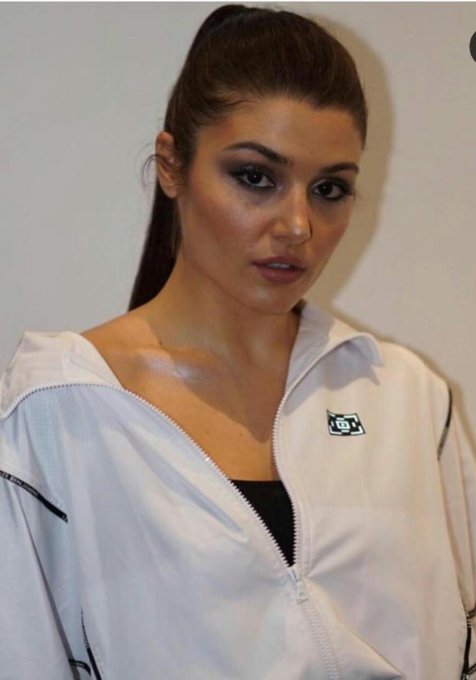 Hande Erçel sizce seksi ve çekici mi?