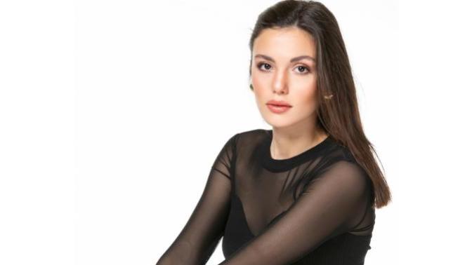 Kadınlara Göre Siyah Tül Detaylı Bluz Modelleri Nasıl Kombinlenir?
