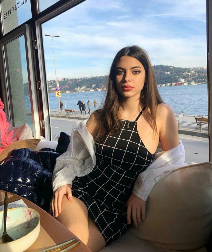 hangi kız daha büyük duruyor? 