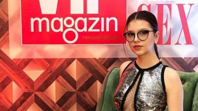 Hangi kız daha büyük duruyor?